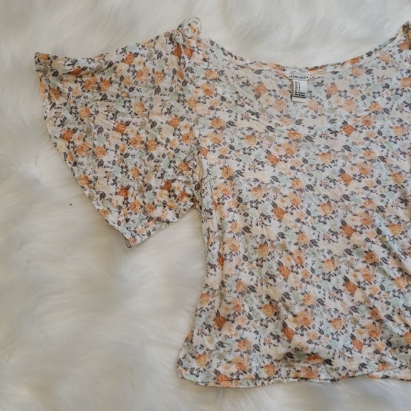 New! Floral Slightly Cropped Top S - Picture 2 of 3